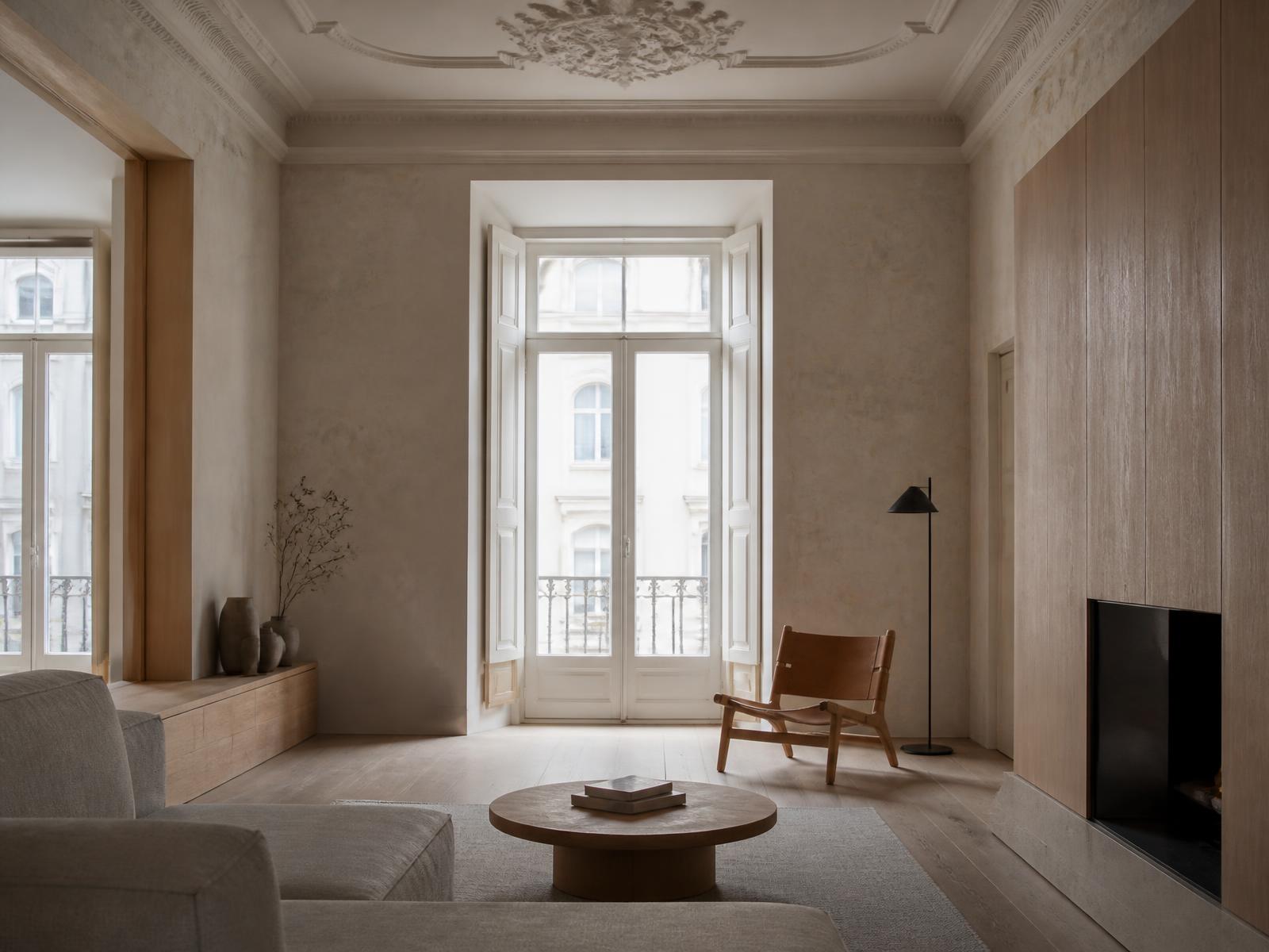 Interior reabilitado no Chiado com paredes de estuque restaurado e carpintaria contemporânea