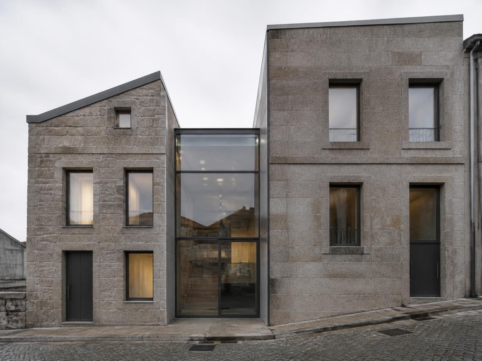 Reabilitação de edifício em granito no Porto com inserção contemporânea envidraçada